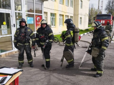 Порядка сорока спасателей приехали тушить условный пожар в Михневской школе Новости Ступино 